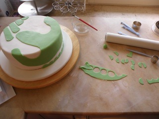 Erdbeetorte mit Fondant verzieren