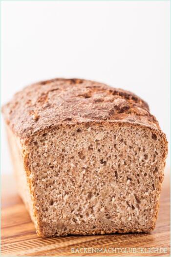 Vollkornbrot mit Sauerteig und Hefe