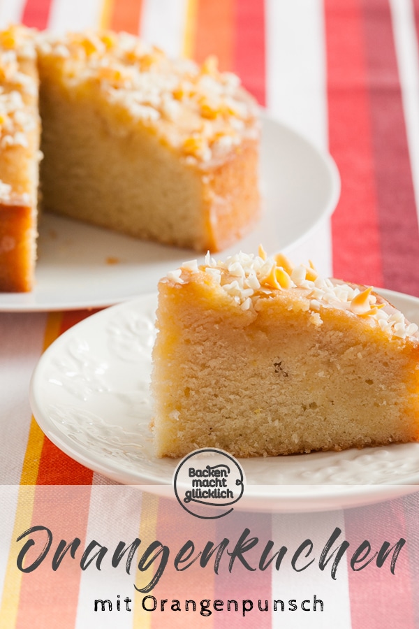 Dieser wunderbare Orangenkuchen ist soooo toll saftig, geradezu ein bisschen cremig, dass ich aus dem Schwärmen kaum noch rauskomme! Weiterer Pluspunkt des Orangenkuchen: Er lässt sich gut vorbereiten. Und durch selbstgemachten Orangenpunsch im Rezept ist der Orangenkuchen zudem weitaus mehr als ein normaler Rührteigkuchen.