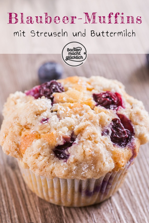 Lust auf fluffige Blaubeer-Muffins mit Streuseln? Diese einfachen Blueberry Muffins mit Buttermilch im Teig und vielen Haferflocken-Streuseln kommen immer gut an!