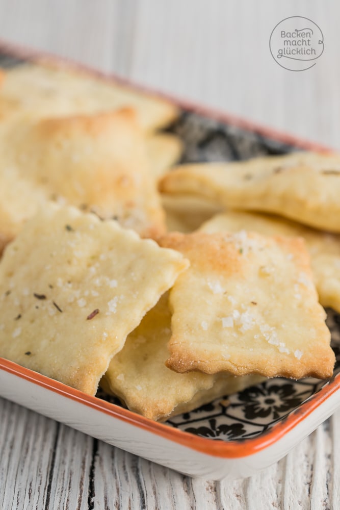 Mit diesem blitzschnellen Grundrezept zaubert ihr in nur 15 Minuten tolles Knabbergebäck. Die pikanten Cracker sind perfekt für Partys, Filmabende oder als kleiner Snack zwischendurch.