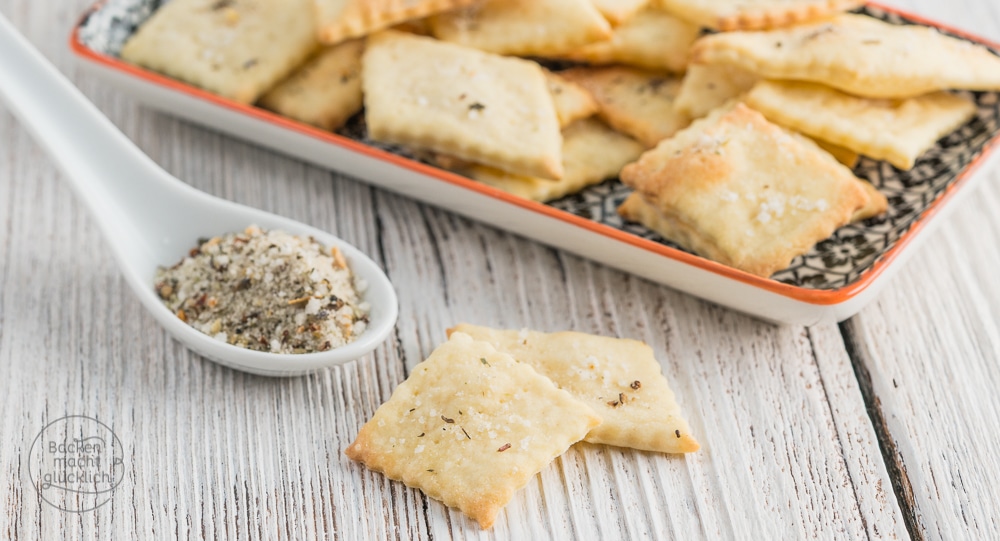 Mit diesem blitzschnellen Grundrezept zaubert ihr in nur 15 Minuten tolles Knabbergebäck. Die pikanten Cracker sind perfekt für Partys, Filmabende oder als kleiner Snack zwischendurch.