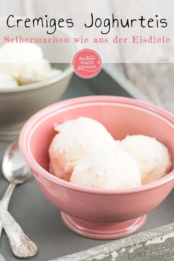 Ein super einfaches und köstliches Rezept für Joghurteis, das mit und ohne Eismaschine funktioniert. Die cremige Joghurt-Eiscreme versüßt einem die warmen Sommertage. #eis #joghurt #joghurteis #eiscreme #sommer #backenmachtglücklich