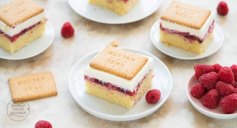 Butterkekskuchen mit Beeren