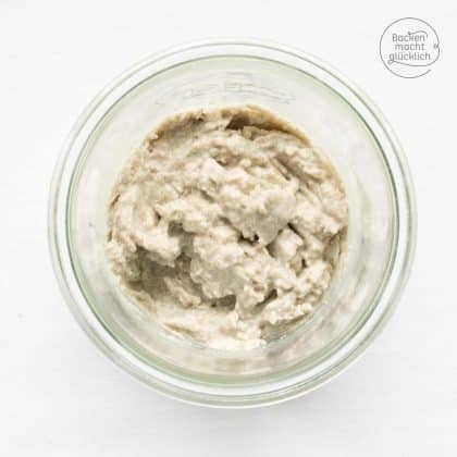 Sauerteig aus Vollkornmehl und Wasser im Glas von oben