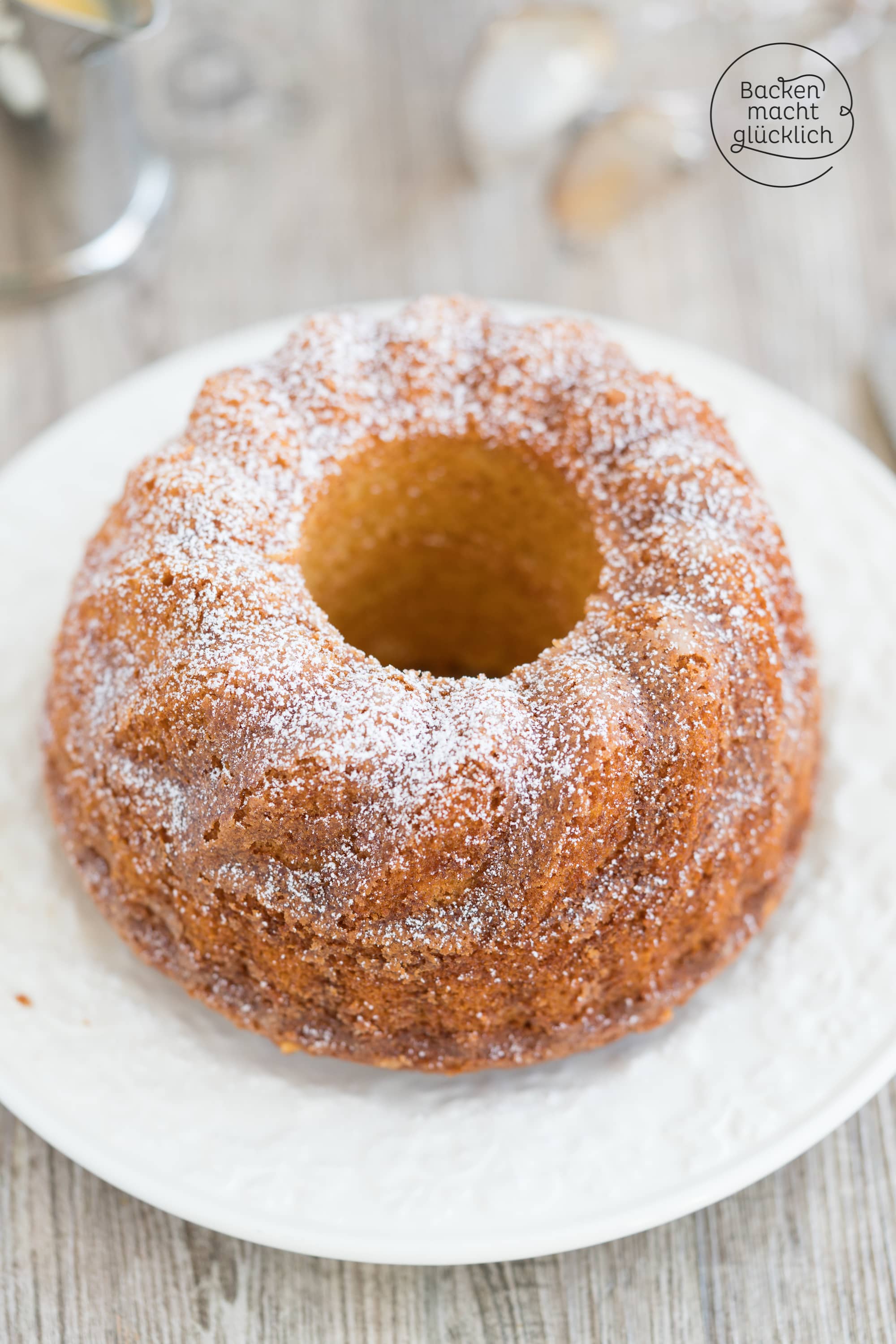 Der weltbeste Eierlikörkuchen: flaumig, saftig, wunderbar! Diesen Eierlikör-Gugelhupf müsst ihr testen ♥ In nur 10 Minuten fertig!