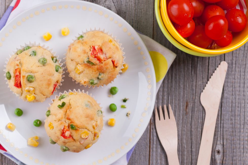 einfache herzhafte Gemüsemuffins mit Mais und Erbsen