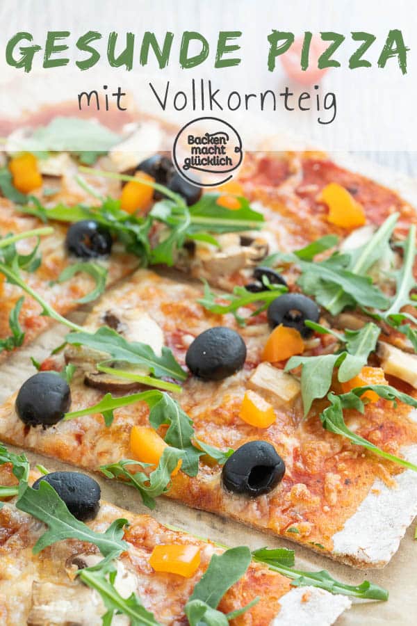 Ein einfaches Grundrezept für eine knusprige Vollkorn-Pizza vom Blech oder vom Pizzastein. Die gesunde Dinkelpizza lässt sich nach Belieben belegen und schmeckt auf jeden Fall der ganzen Familie. #pizza #vollkornpizza #pizzateig #trockenhefe #dinkelpizza #backenmachtglücklich