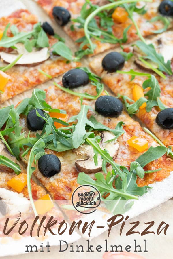 Ein einfaches Grundrezept für eine knusprige Vollkorn-Pizza vom Blech oder vom Pizzastein. Die gesunde Dinkelpizza lässt sich nach Belieben belegen und schmeckt auf jeden Fall der ganzen Familie. #pizza #vollkornpizza #pizzateig #trockenhefe #dinkelpizza #backenmachtglücklich