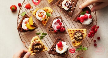 Einfache Waffeln nach Grundrezept mit bunten Toppings
