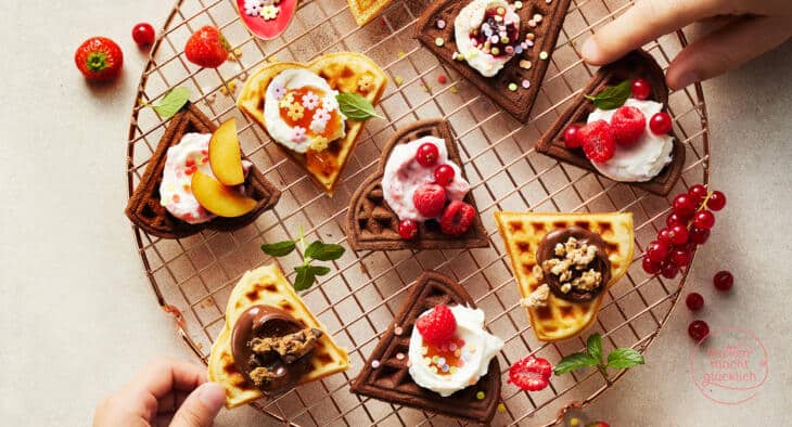 Einfache Waffeln nach Grundrezept mit bunten Toppings