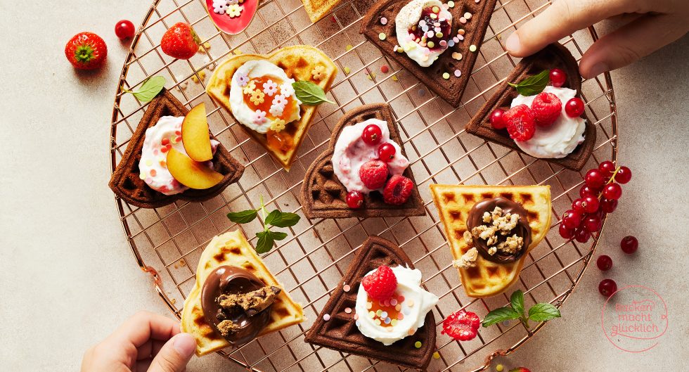 Einfache Waffeln nach Grundrezept mit bunten Toppings