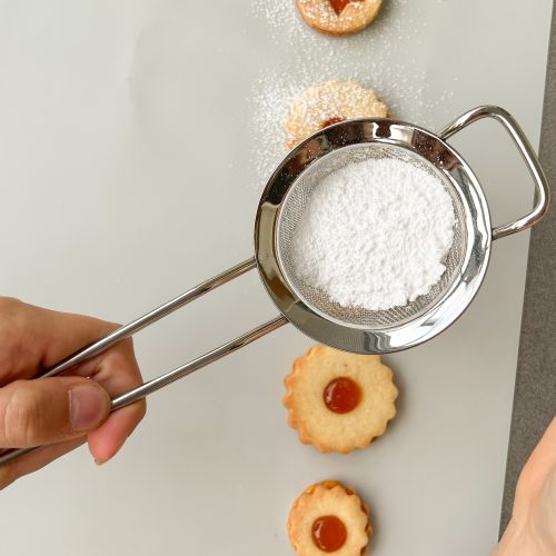 Spitzbuben Puderzucker bestäuben