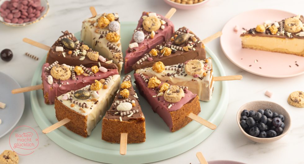 Käsekuchen-Sticks mit Schokoladenglasur, Streuseln und Keksstückchen auf Holzstielen