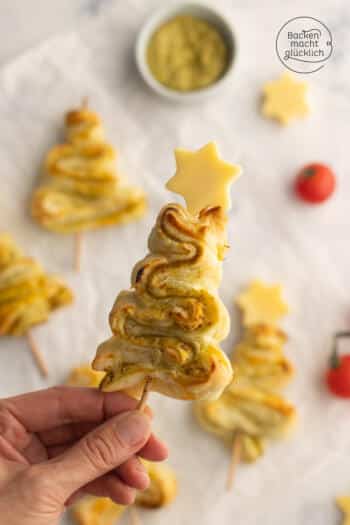 Bl&auml;tterteig-Tannenbaum mit Pesto