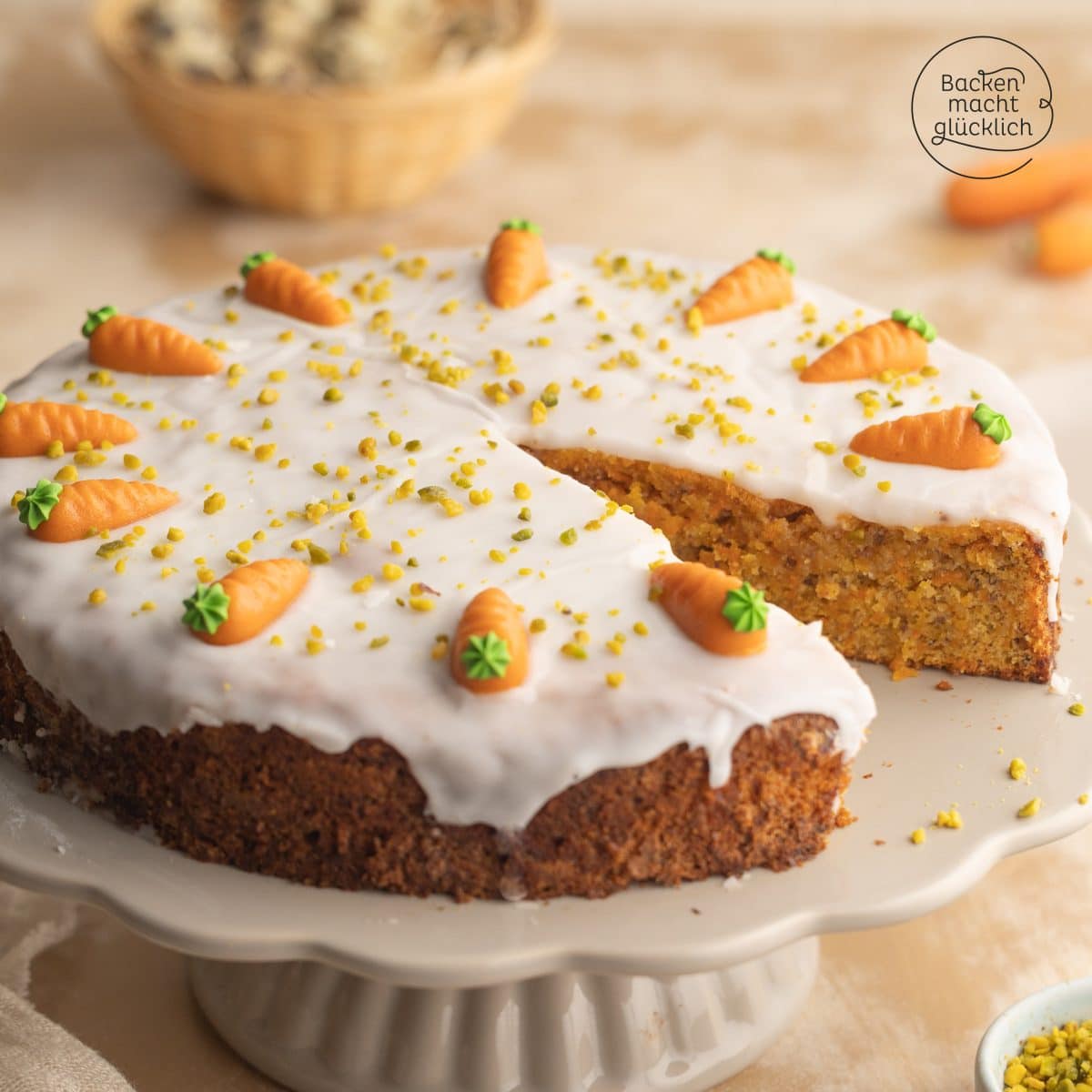Karottenkuchen mit saftigem Teig und Zuckerguss und Marzipanmöhren-Deko