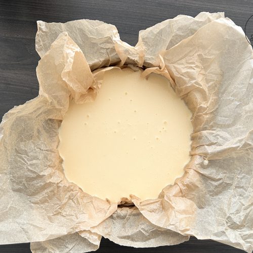 Gebackener San-Sebastian-Cheesecake in Backpapier, Springform von oben