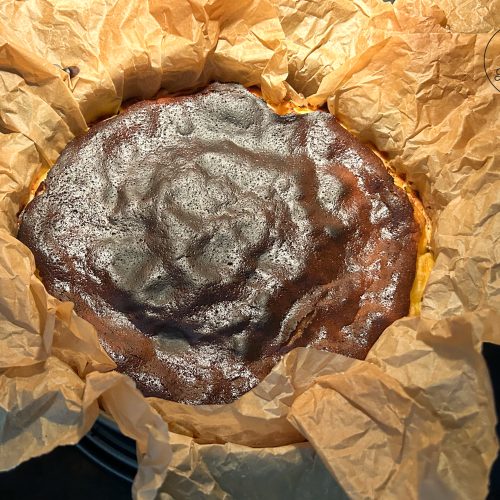 San Sebastian Cheesecake mit dunkel karamellisierter Oberfläche in Backpapier