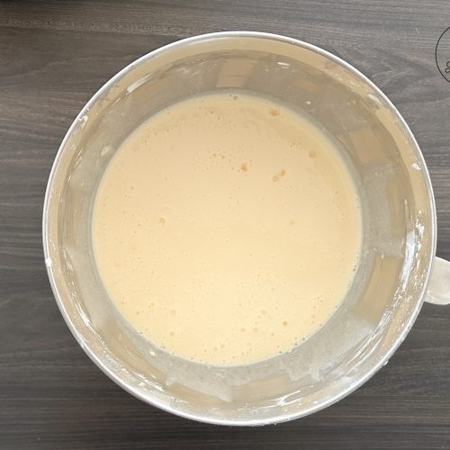 Flüssiger Käsekuchenteig in Rührschüssel von oben fotografiert
