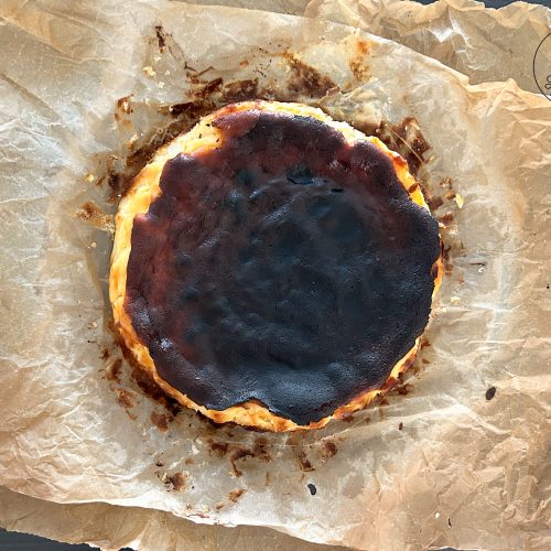 San-Sebastian-Cheesecake mit dunkel karamellisierter Oberfläche auf Backpapier