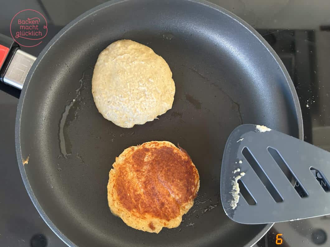 Eiweißpancakes in einer beschichteten Pfanne ausbacken