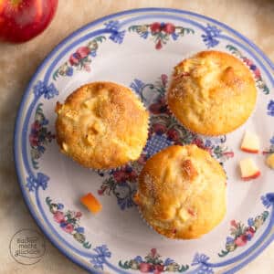 Apfel-Muffins mit Zimtzucker-Topping auf Teller