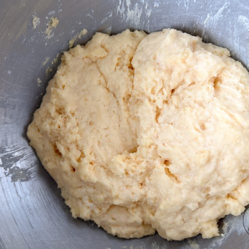 Frisch gekneteter glutenfreier Hefeteig in Edelstahlschüssel für Zimtschnecken