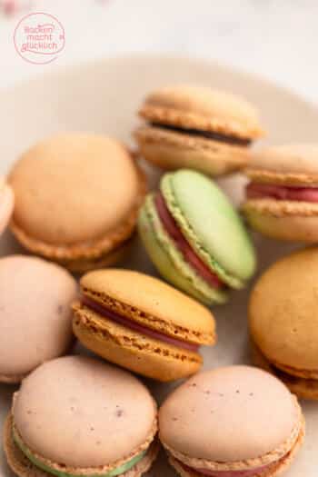 Macarons mit Füßchen und Cremefüllung