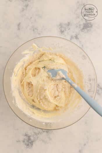 Macarons Rezept Eischnee mit Mandeln und Puderzucker vermischen