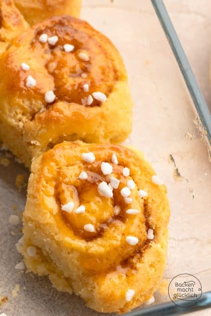 Hefe-Zimtschnecken ohne Gluten in einer Backform