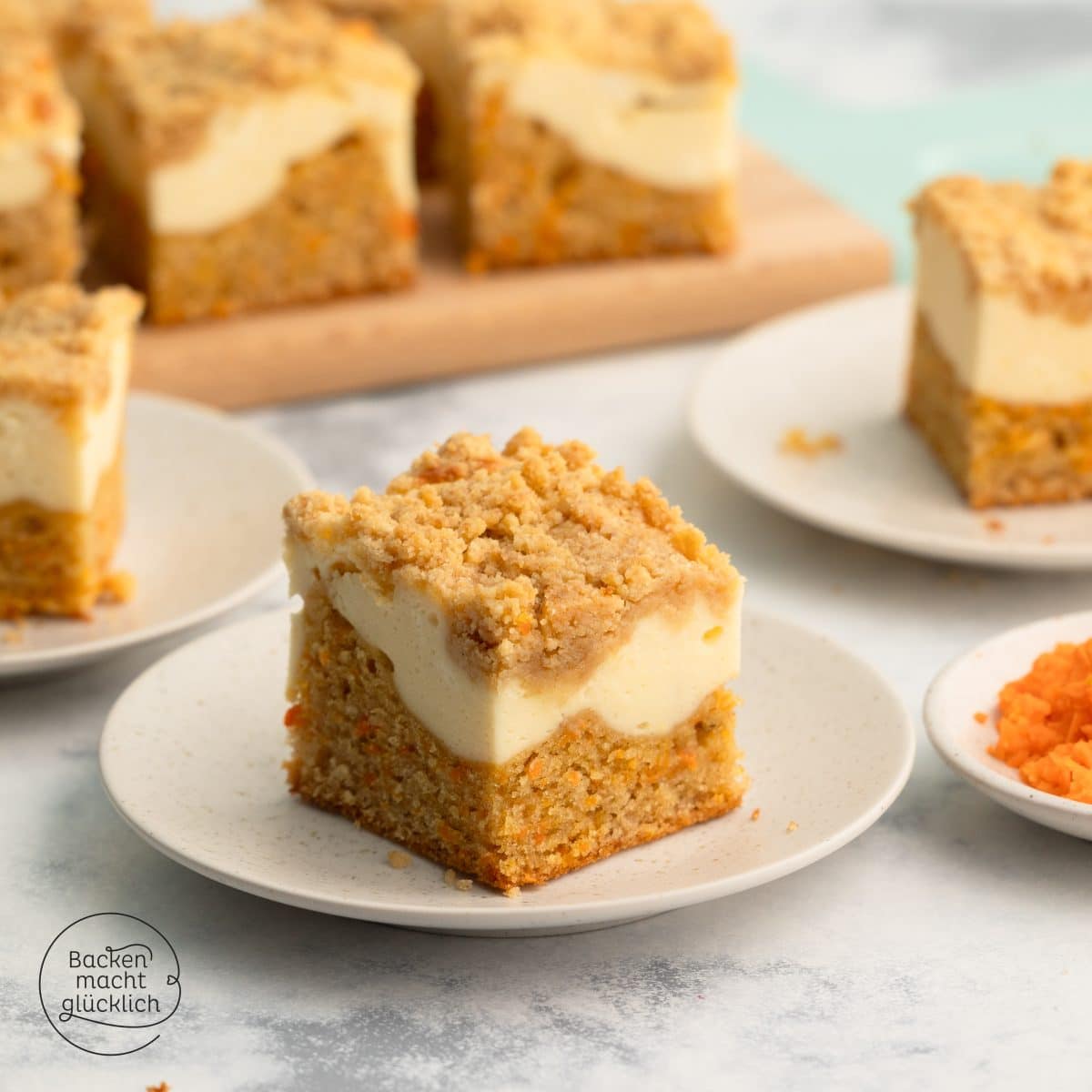 Carrot Cake Bars mit Cheesecake-Topping und Streuseln