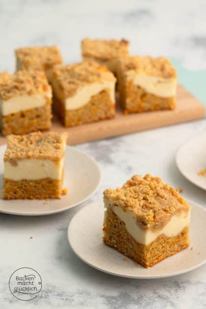 Carrot-Cheesecake vom Blech in Stücken