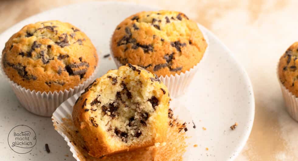 angebissener saftiger Eierlikörmuffin mit Schokolade im Teig
