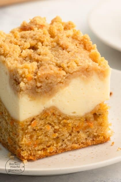 Karotten-Cheesecake mit Steuseln auf Teller