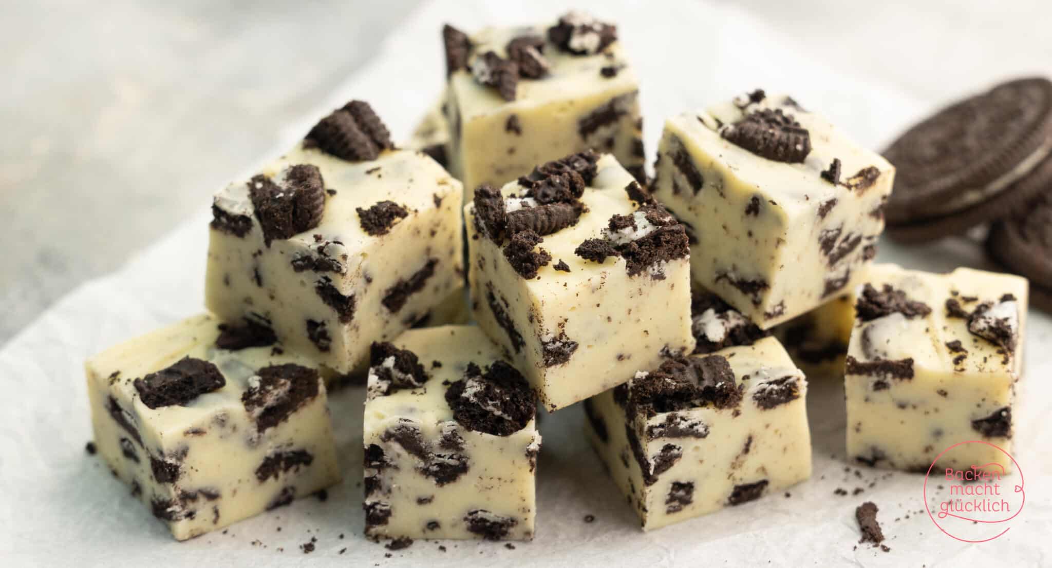 schwarz-weißes Oreo-Fudge in Würfeln