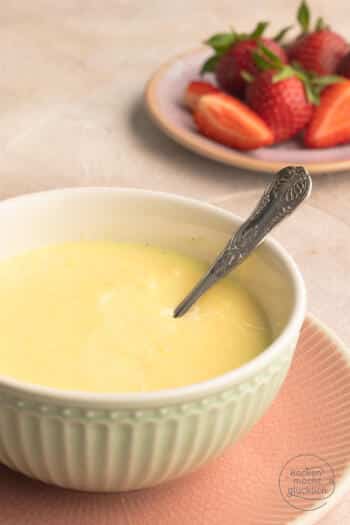 selbstgemachter cremiger Vanillepudding in Schüssel
