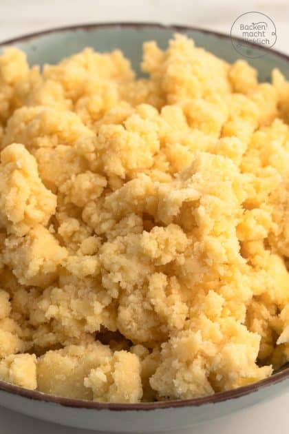 selbstgemachte goldene Butterstreusel vor dem Backen
