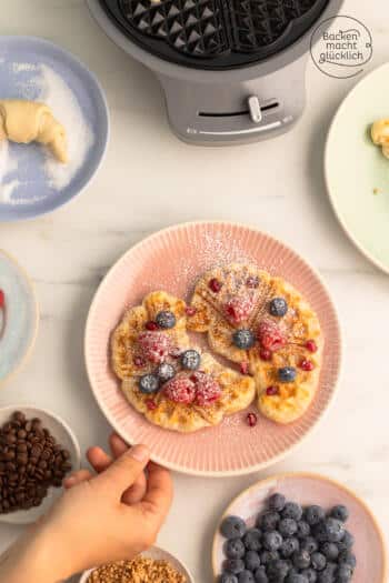 Frisch gebackene Croffles aus dem Waffeleisen mit Beeren