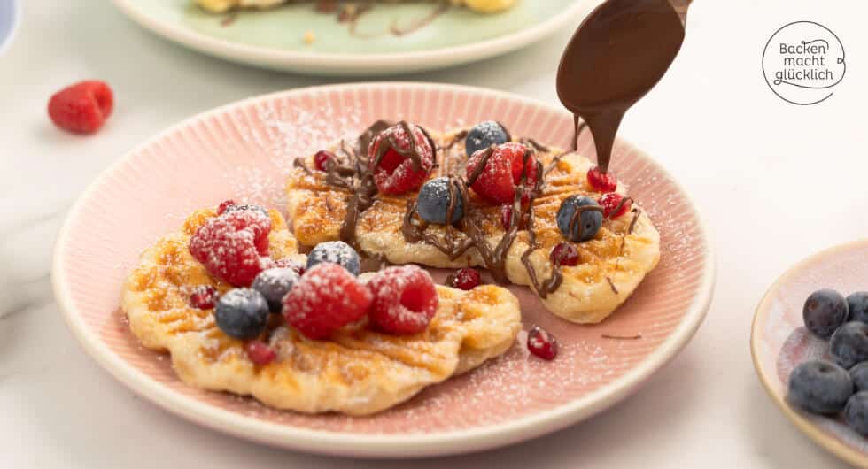 Croffles aus Croissantteig aus dem Waffeleisen mit Schokosoße