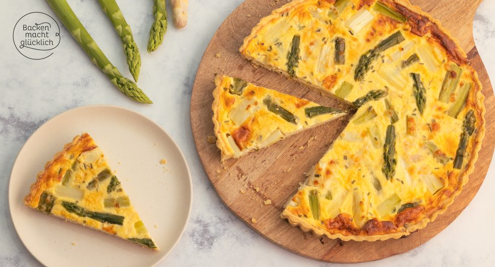 angeschnittene Spargelquiche mit weißem und grünem Spargel