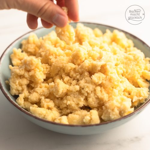 Streusel mit den Händen kneten