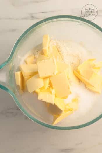 Streuselteig aus Mehl, Butter und Zucker vor dem Kneten