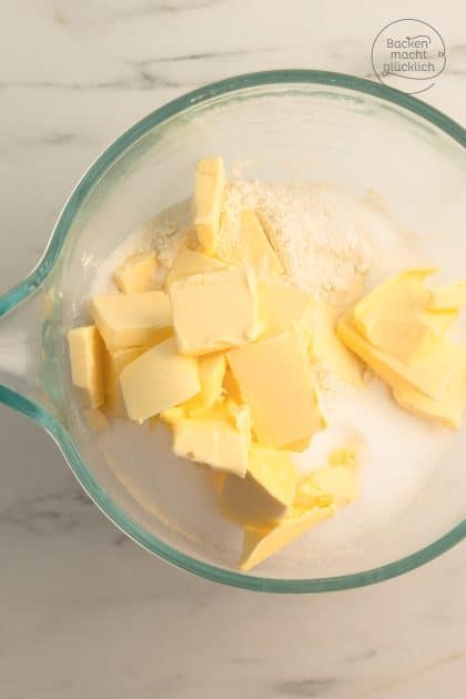 Streuselteig aus Mehl, Butter und Zucker vor dem Kneten