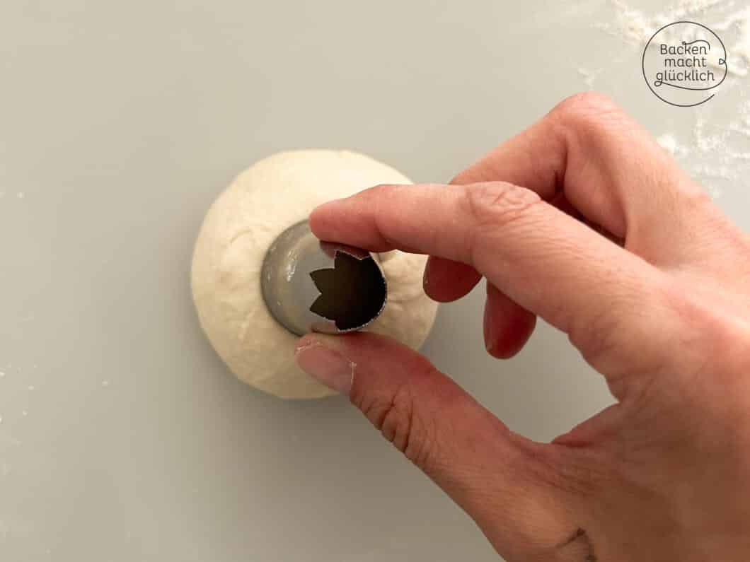 Bagels Loch ausstechen mit Ausstecher