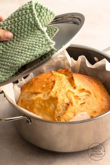 Im Hexclad Topf gebackenes Brot mit Deckel
