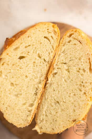 Brot ohne Kneten über Nacht, das im Topf gebacken wurde