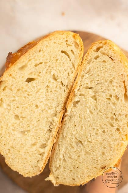 Brot ohne Kneten über Nacht, das im Topf gebacken wurde