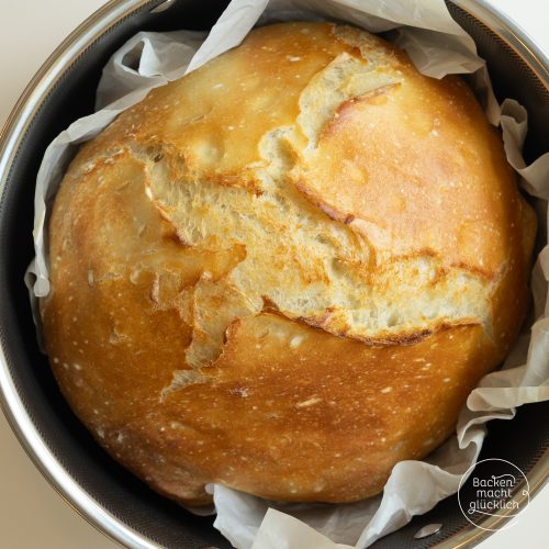 Fertig gebackenes No Knead Bread mit knuspriger Kruste