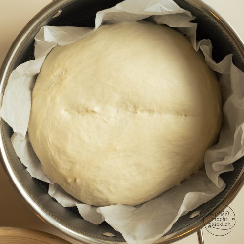 eingeschnittenes Brot im Topf vor dem Backen