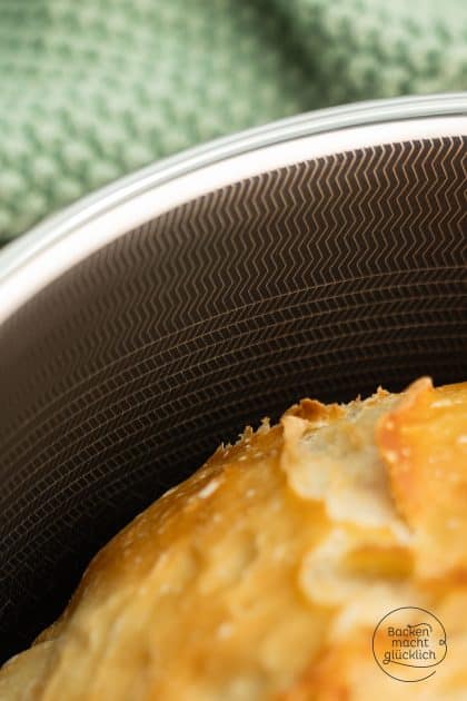 Knuspriges No-Knead-Brot mit goldbrauner Kruste im Gusseisentopf